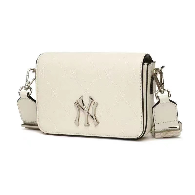 エムエルビーコリア  エンボス モノグラム NYロゴ ミニ クロスバッグ