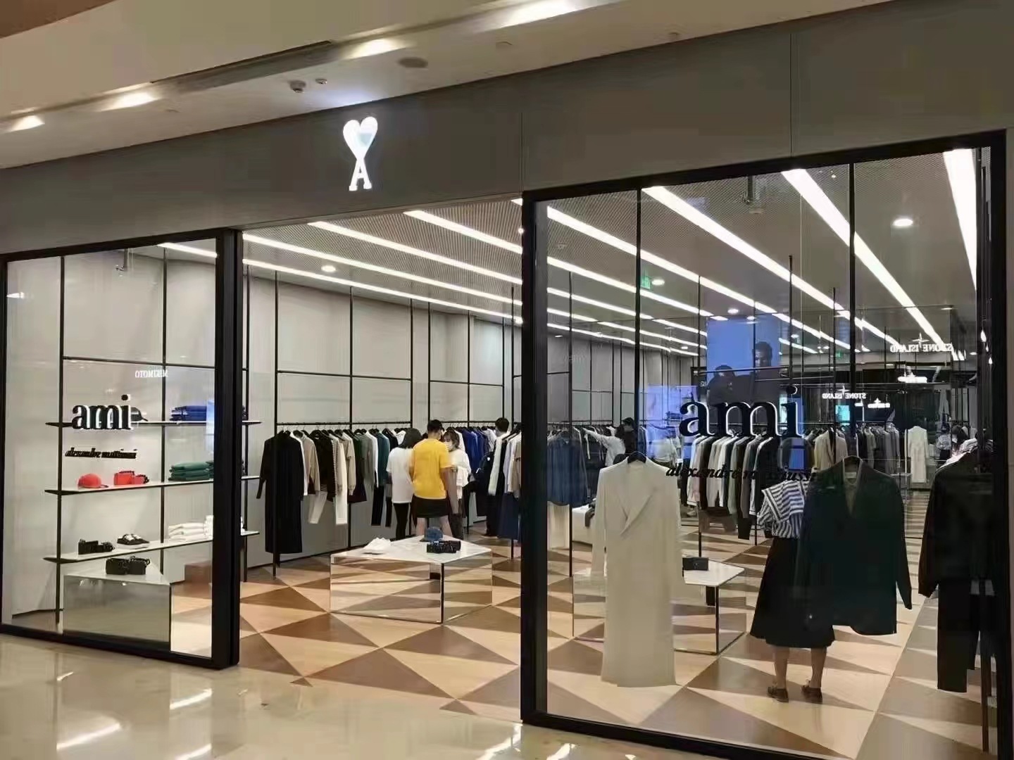 アミ・パリス ロゴプリントオーガニックコットン半袖Tシャツ