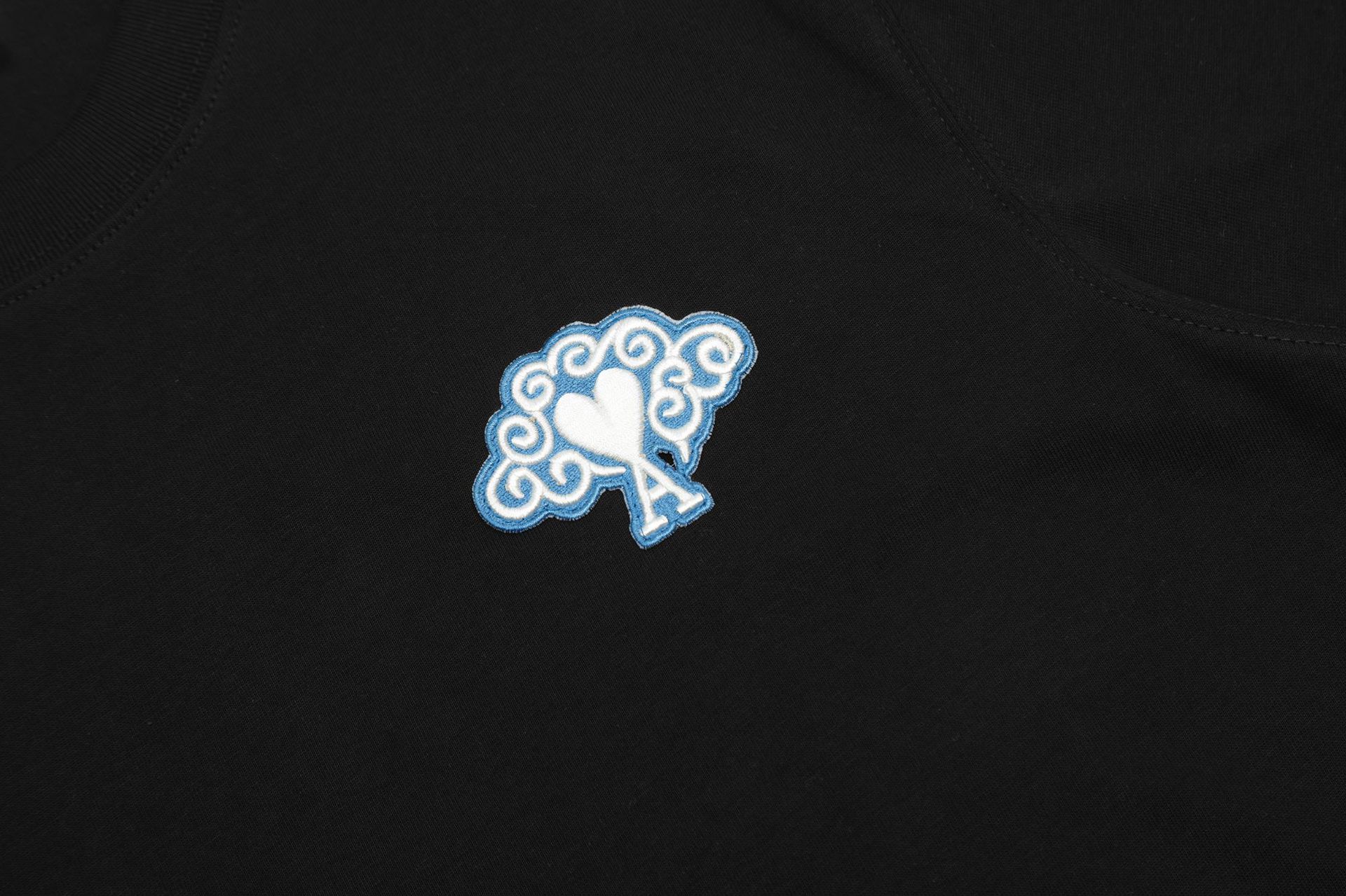 アミ・パリス ロゴプリントオーガニックコットン半袖Tシャツ