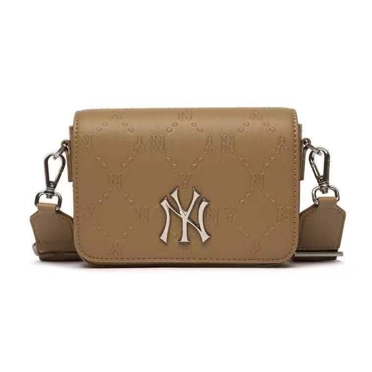 エムエルビーコリア  エンボス モノグラム NYロゴ ミニ クロスバッグ