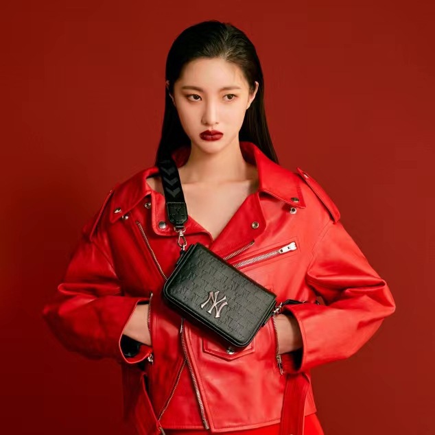 エムエルビーコリア  エンボス モノグラム NYロゴ ミニ クロスバッグ