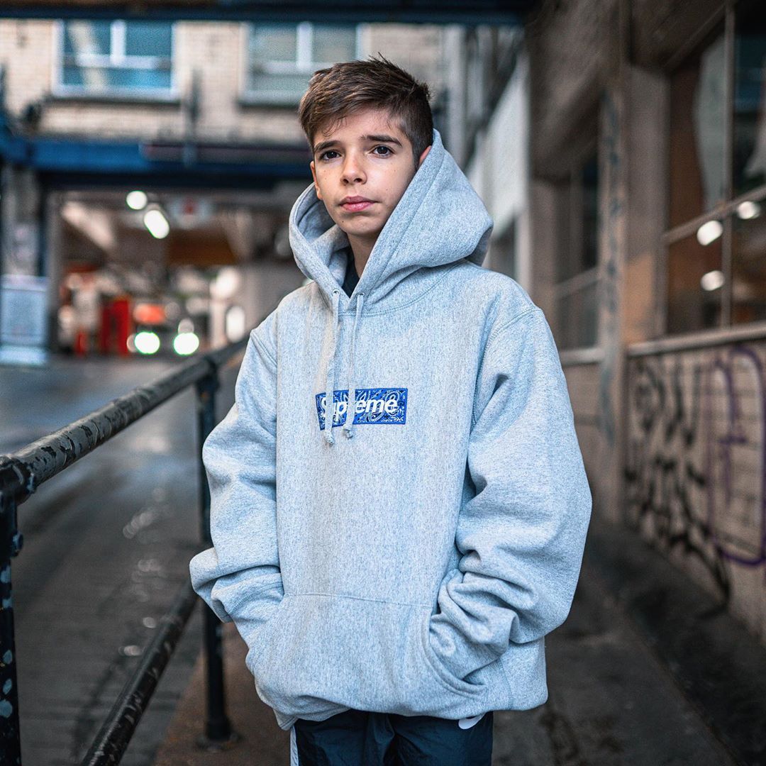 Supreme   シュプリーム   定番スタイルのフード付きスウェットシャツ  2色兼用 男女兼用 レディース メンズ    E541