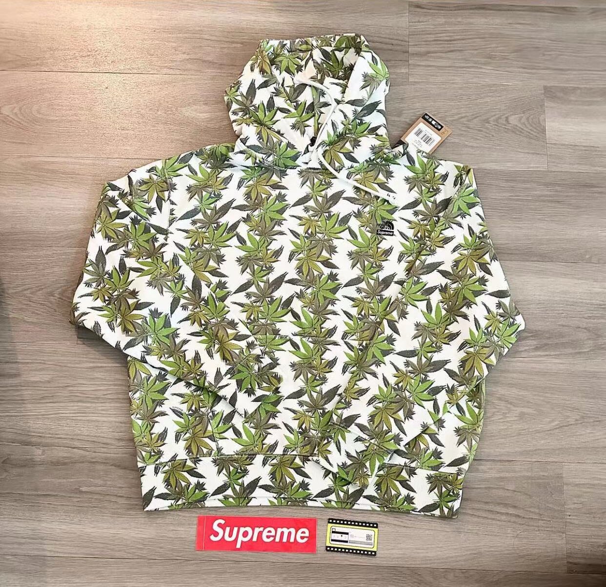 Supreme x The North Face  シュプリーム x ザ・ノース・フェイス  シンプルデザインのフード付きスウェット  2色兼用 男女兼用 レディース メンズ    E562