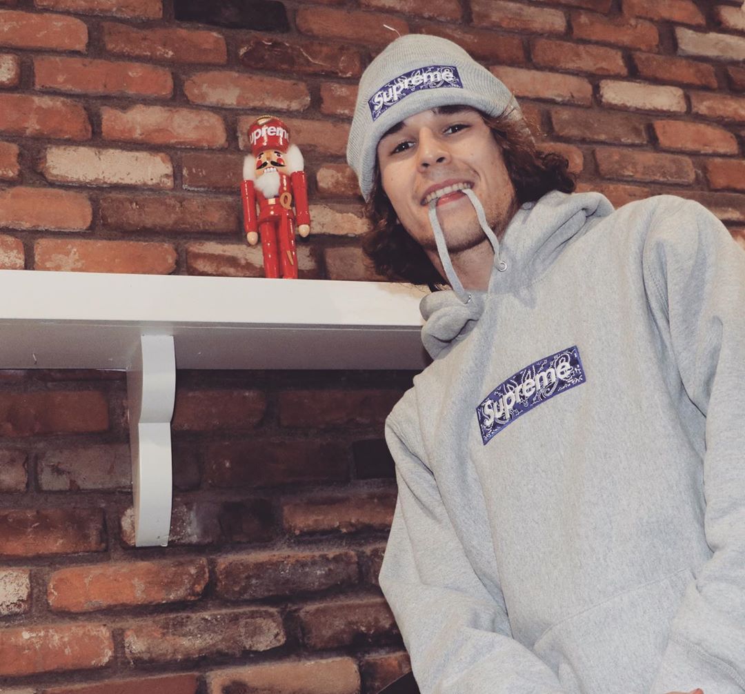 Supreme   シュプリーム   定番スタイルのフード付きスウェットシャツ  2色兼用 男女兼用 レディース メンズ    E541