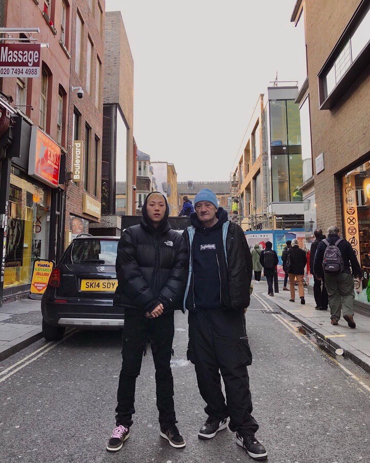 Supreme   シュプリーム   定番スタイルのフード付きスウェットシャツ  2色兼用 男女兼用 レディース メンズ    E541