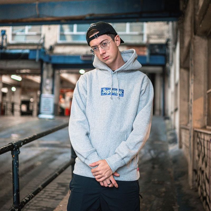 Supreme   シュプリーム   定番スタイルのフード付きスウェットシャツ  2色兼用 男女兼用 レディース メンズ    E541