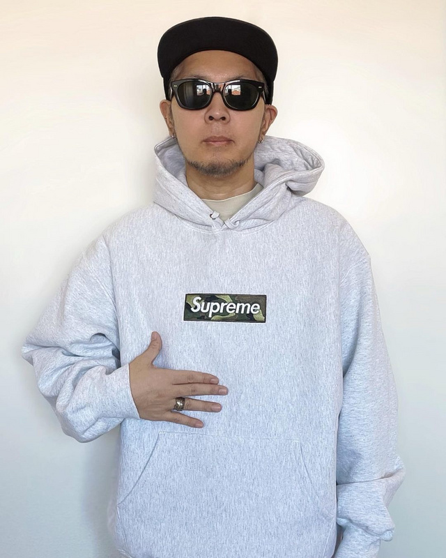 Supreme   シュプリーム   シンプルデザインのフード付きスウェット  4色兼用 男女兼用 レディース メンズ    E560