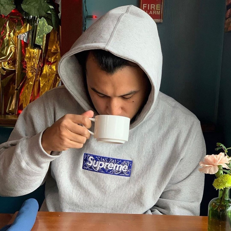 Supreme   シュプリーム   定番スタイルのフード付きスウェットシャツ  2色兼用 男女兼用 レディース メンズ    E541