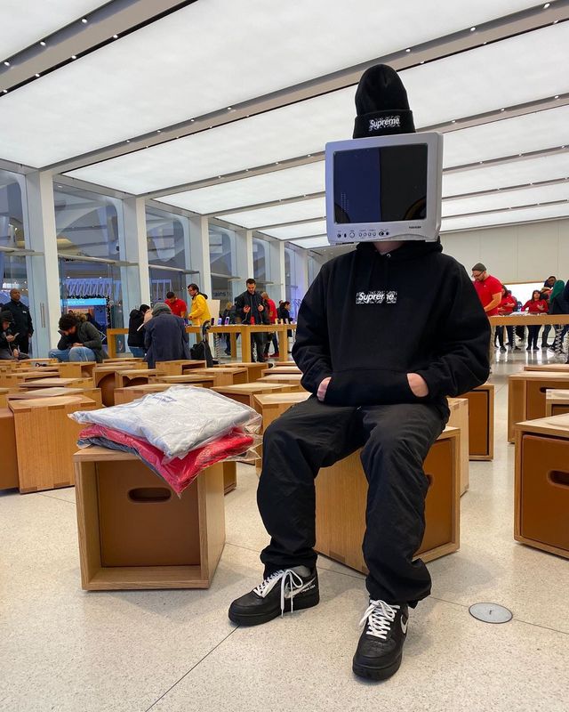 Supreme   シュプリーム   定番スタイルのフード付きスウェットシャツ  2色兼用 男女兼用 レディース メンズ    E541