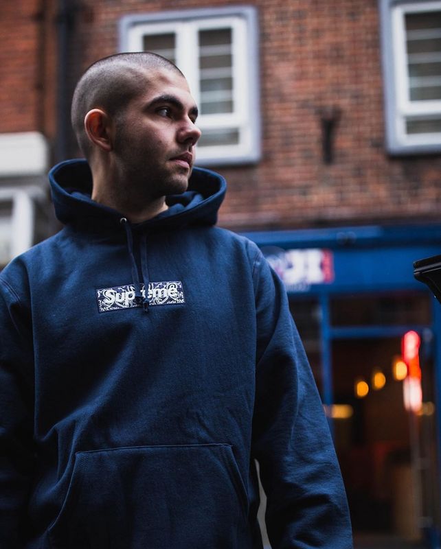 Supreme   シュプリーム   定番スタイルのフード付きスウェットシャツ  2色兼用 男女兼用 レディース メンズ    E541