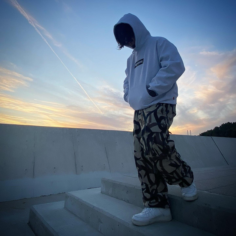 Supreme   シュプリーム   シンプルデザインのフード付きスウェット  4色兼用 男女兼用 レディース メンズ    E560