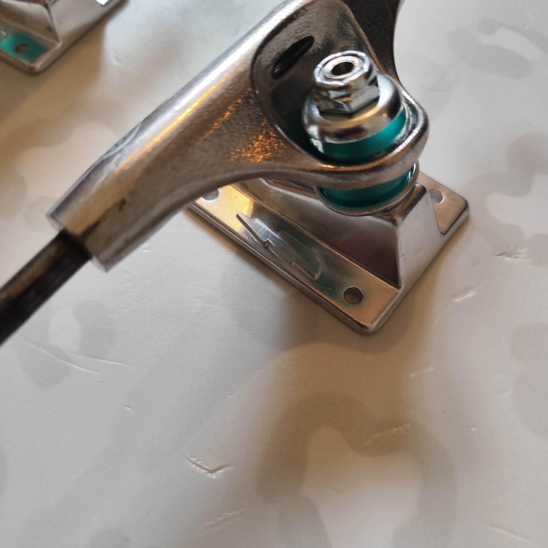 THUNDER - Hollow Polished II Skateboard Trucks