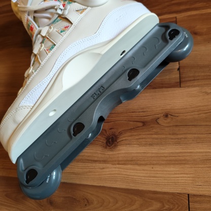 IQON - AG15 Montre Tan Complete Aggressive Inline Skates (Promo Deal)