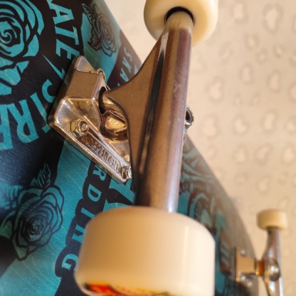 TWOHORNS - Green 9.5" Fish Shaped Complete Skateboard (Independent Promo)