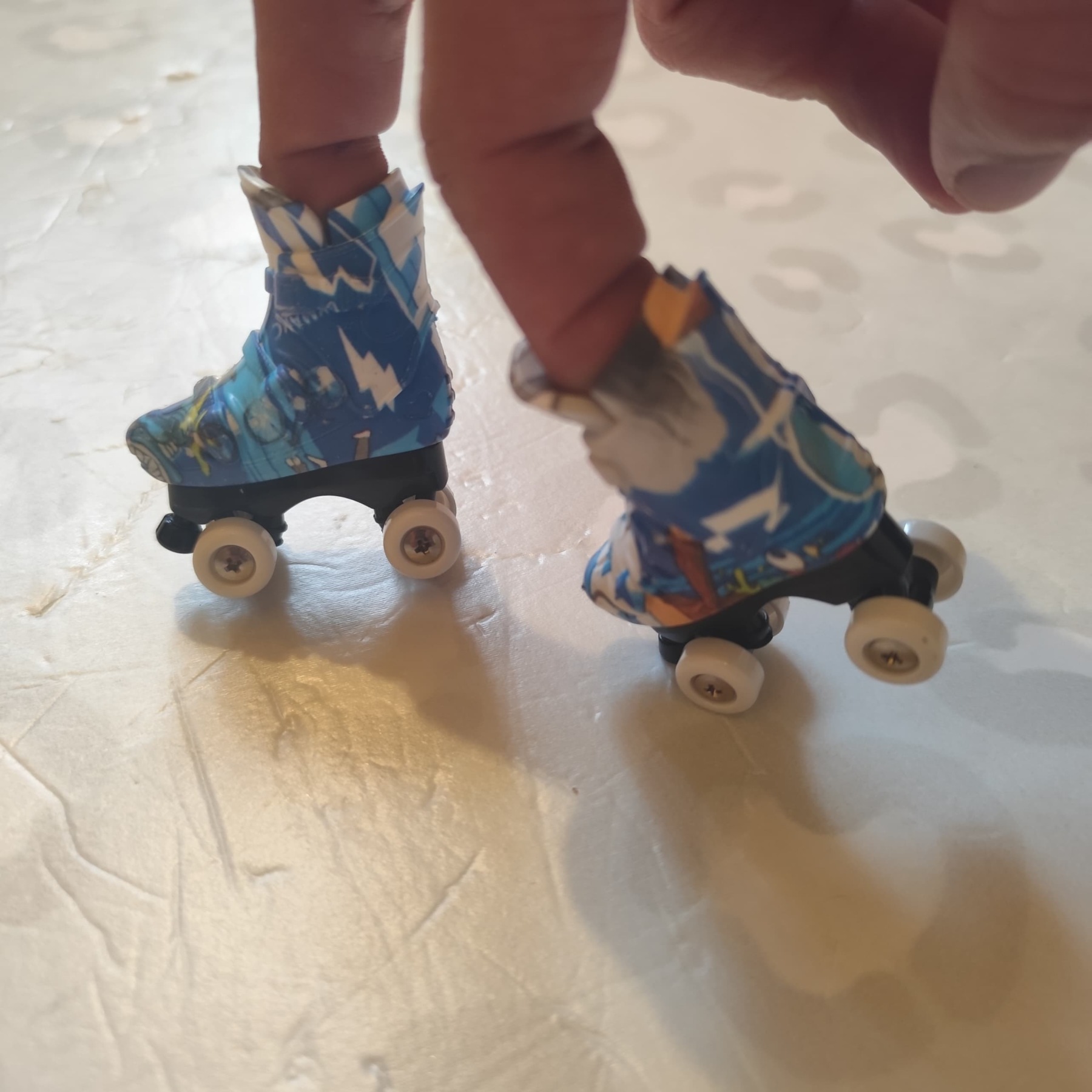 BLANK - Graffiti Finger Quad Roller Skates