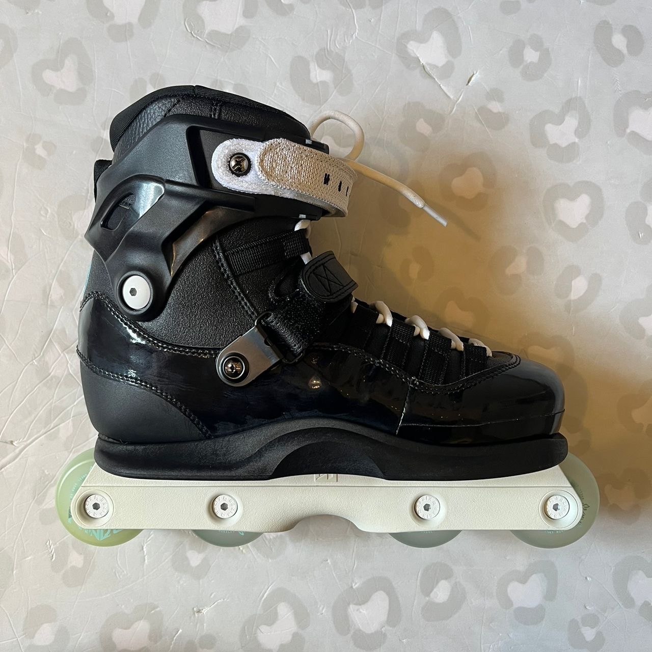 GAWDS - FM5 Black Aggressive Inline Skates (Custom White Frames EU41)