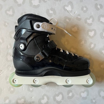 GAWDS - FM5 Black Aggressive Inline Skates (Custom White Frames EU41)