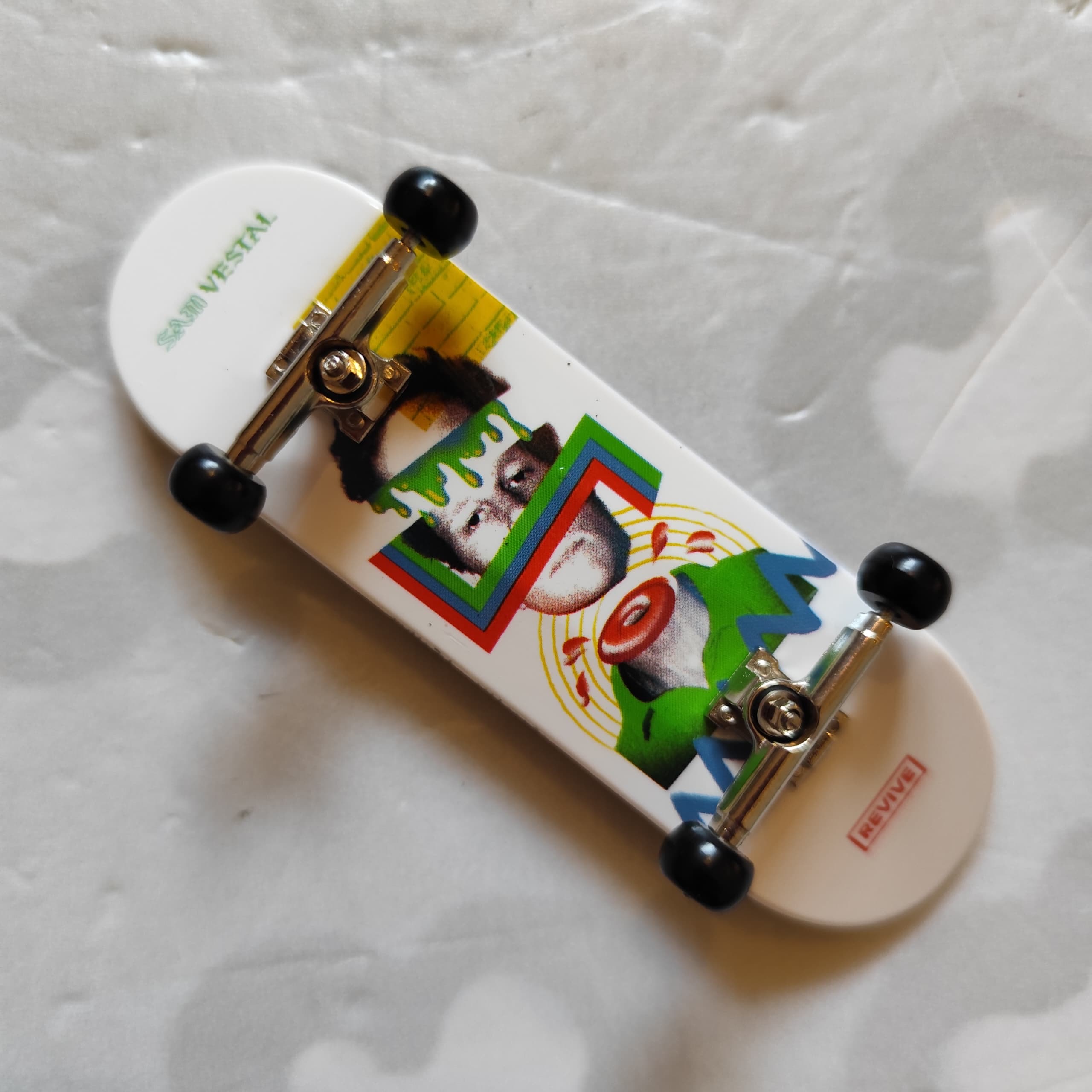 TECH DECK - Retro Plastic 29mm Fingerboard (Upgraded Truckset)
