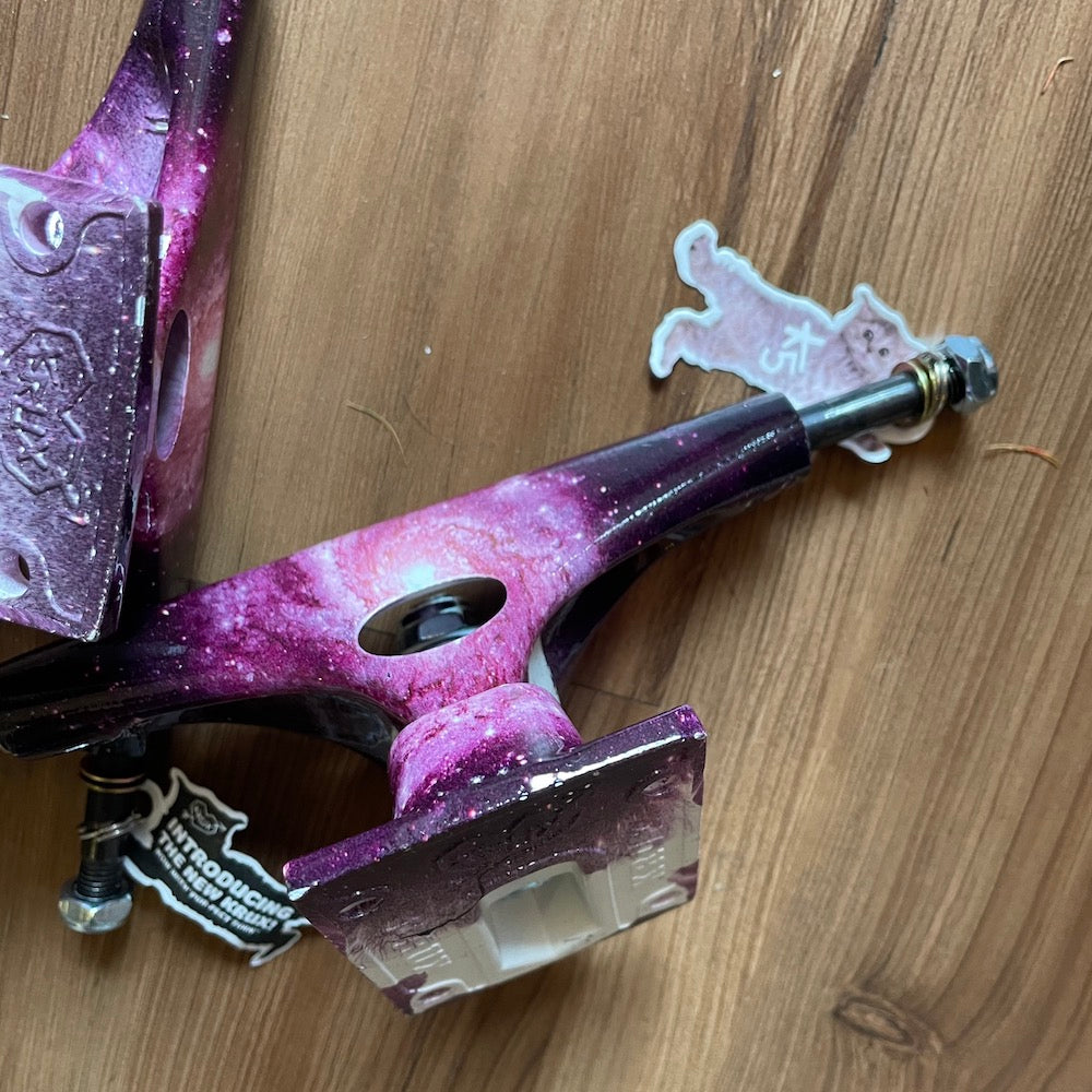 Krux Trucks K5 Galaxy Standard Skateboardtrucks, Paar – 8.25 Zoll, 55 Mm Höhe, Für Decks Von 20,3 Bis 22,9 Cm