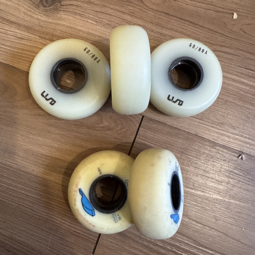 USD - 58mm/90a Aggressive Inline Skate Wheels (DISPLAY UNIT / USED & MISSMATCHED)
