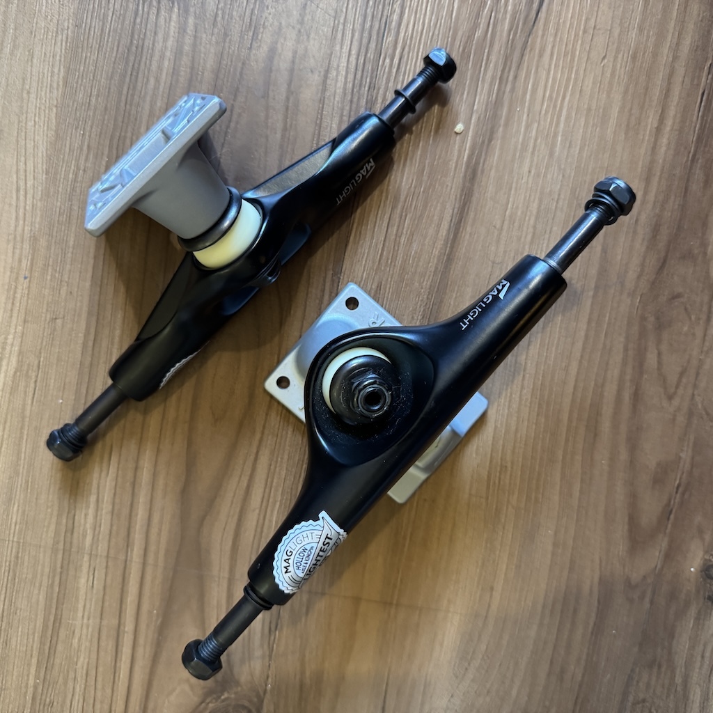 TENSOR - Mag Light Grey/Black Skateboard Trucks