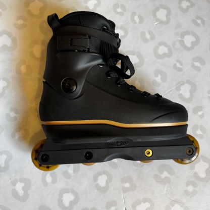 STANDARD - Omni V2 Black Aggressive Inline Skates
