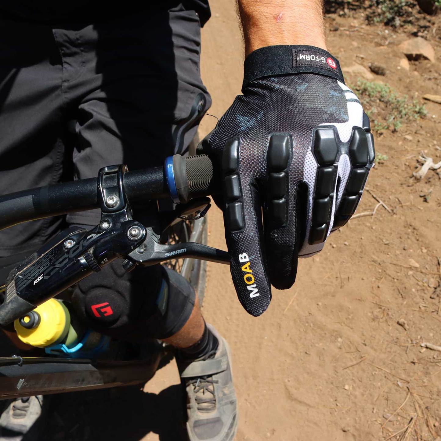 G-FORM - Moab Protective Gloves Black/ White