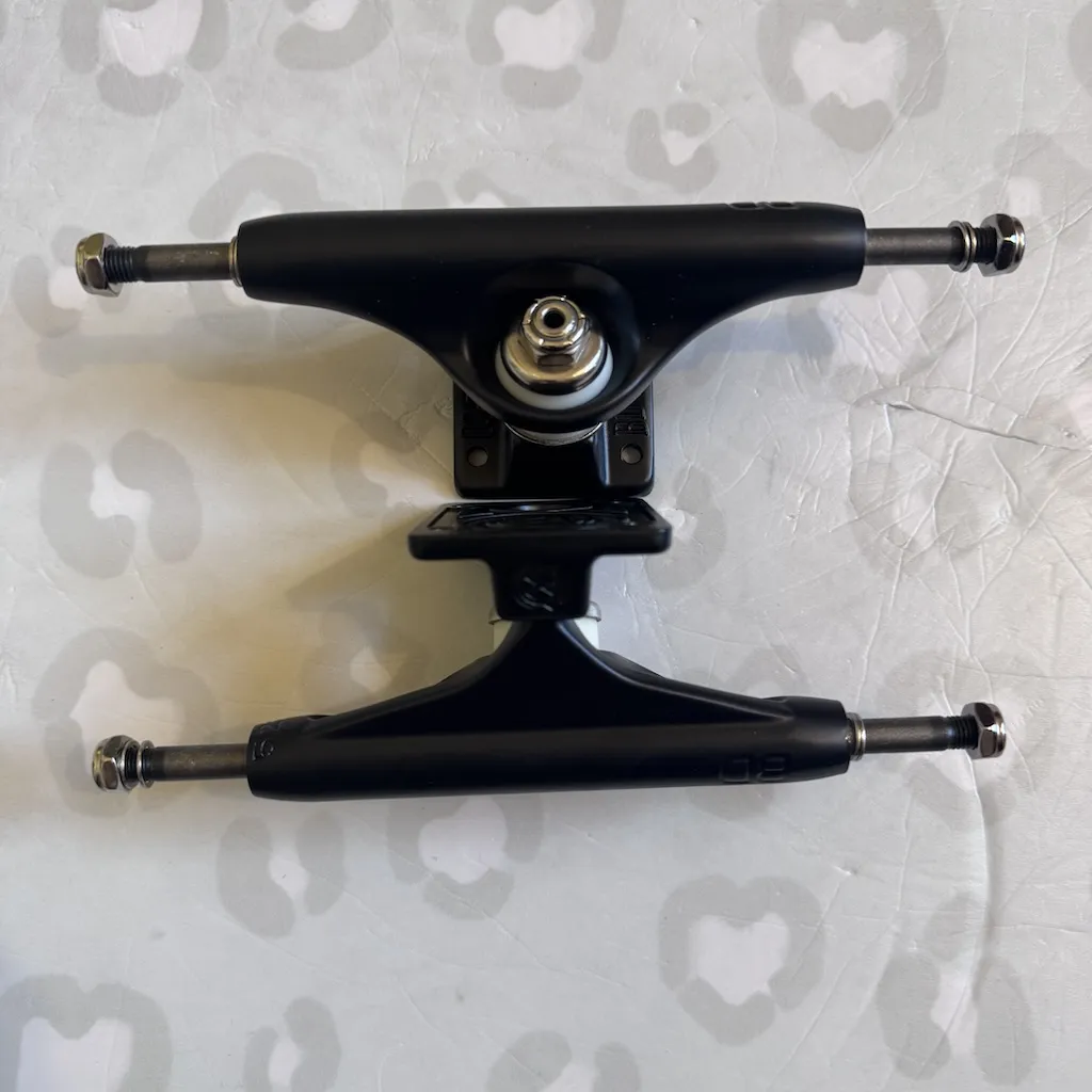 BD SKATE CO - Black Hollow Light II (5.25/5.5")Skateboard Trucks