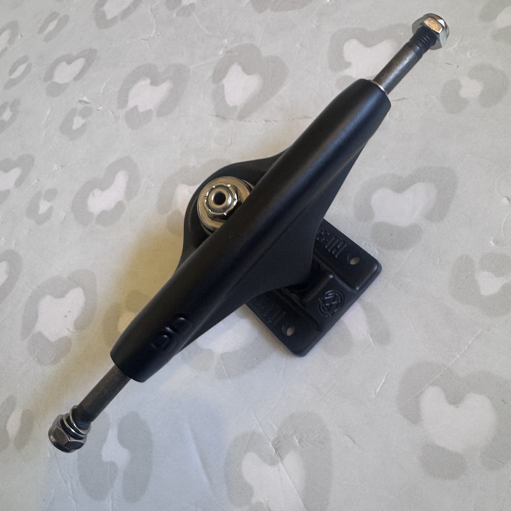 BD SKATE CO - Black Hollow Light II 5.25" Skateboard Trucks