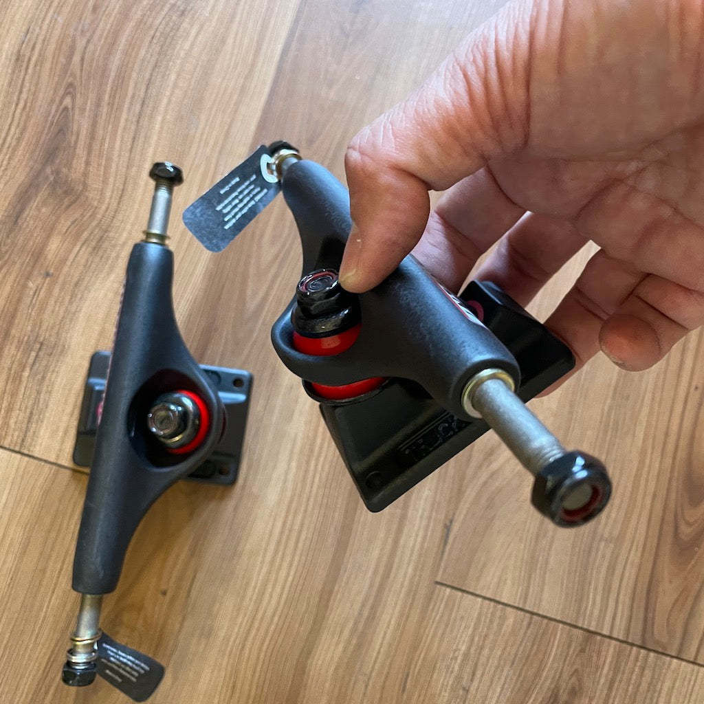 INDEPENDENT - Stage 11 (Bar Flat Black Silver / Standard) Skateboard Trucks