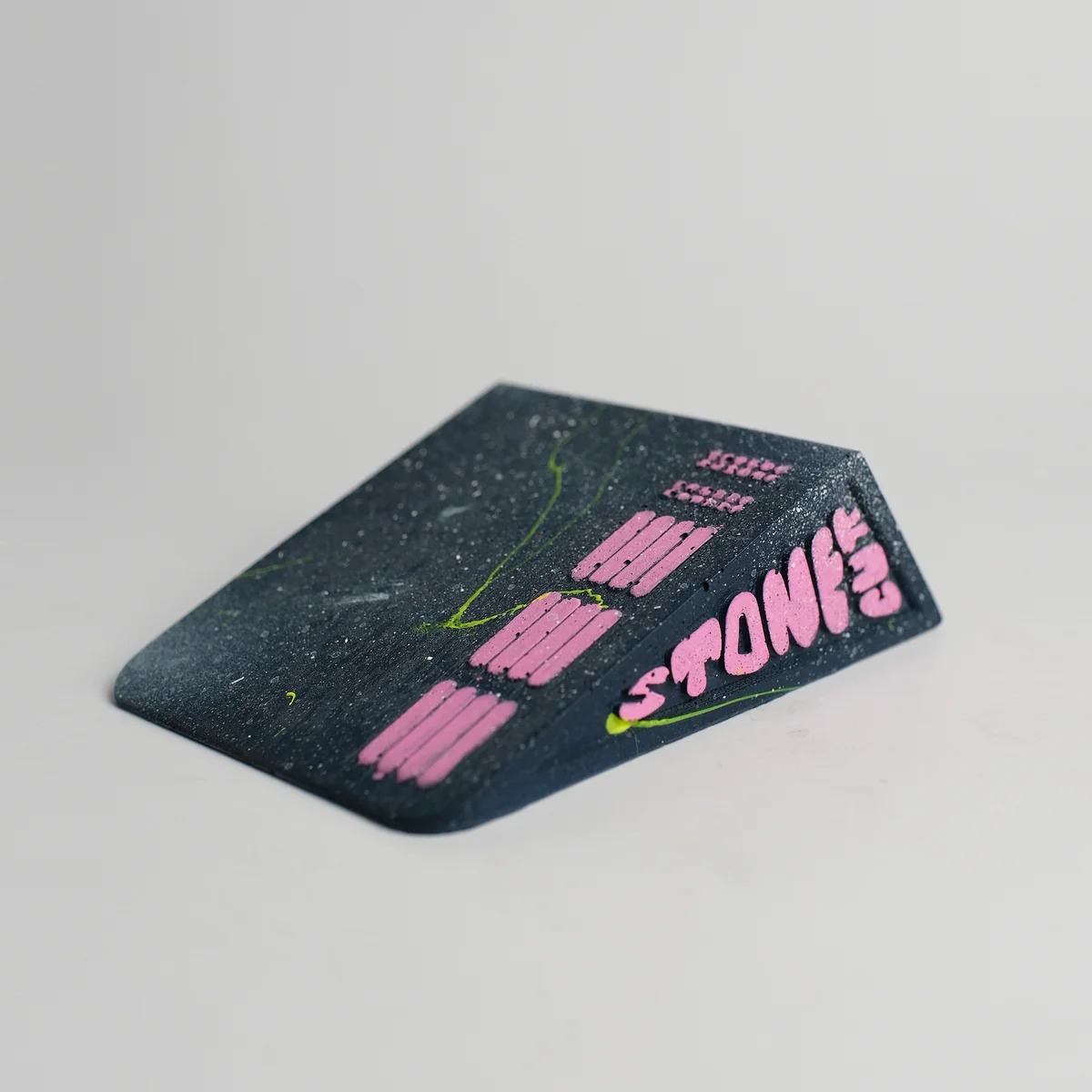STONECUTT - Kicker (Cosmic Speckle Blue Pink) Concrete Fingerboard Ramp
