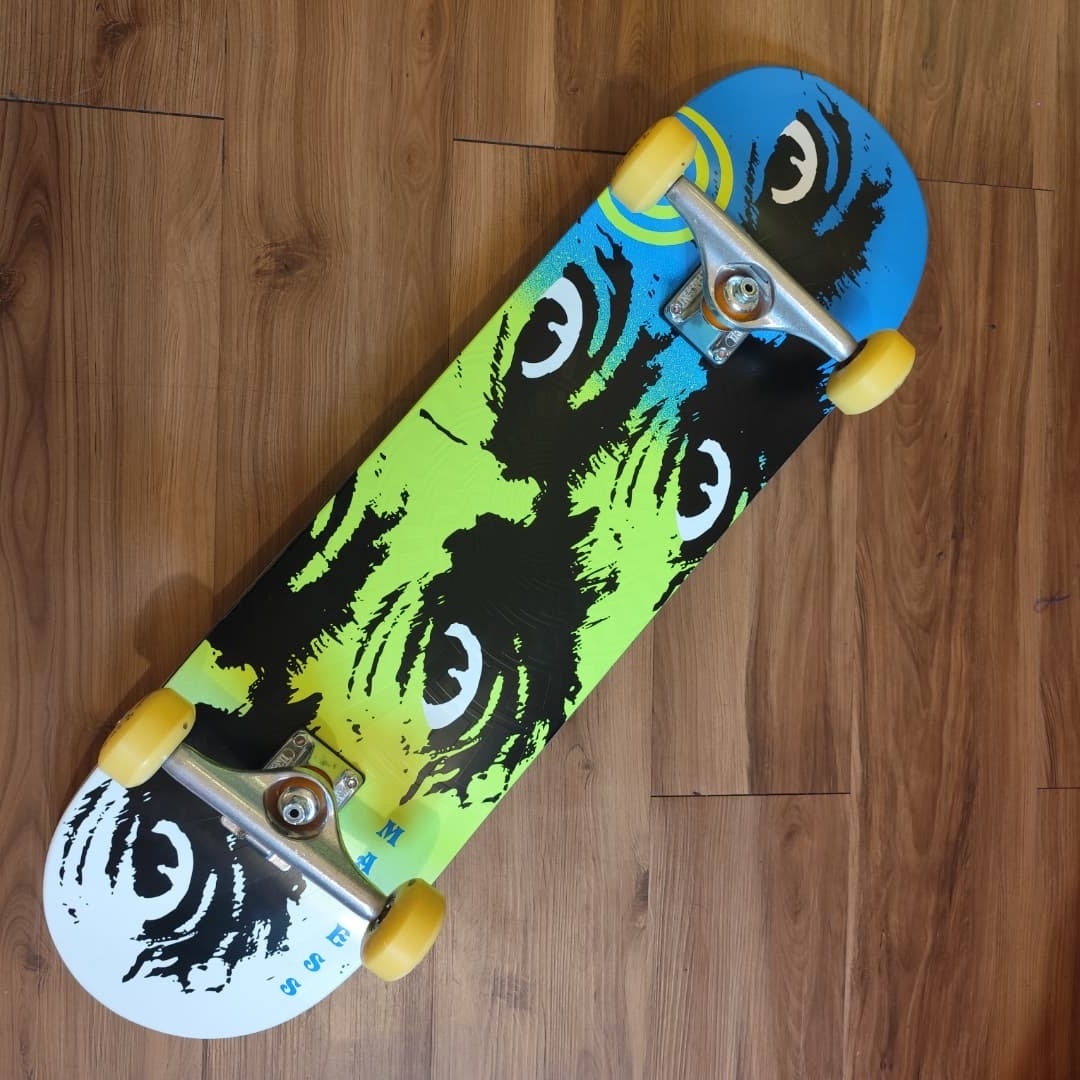 MADNESS - Side Eye Blend Super Sap R7 8.5" Complete Skateboard (Independent + Shake Junt + Chaya Promo Deal!)