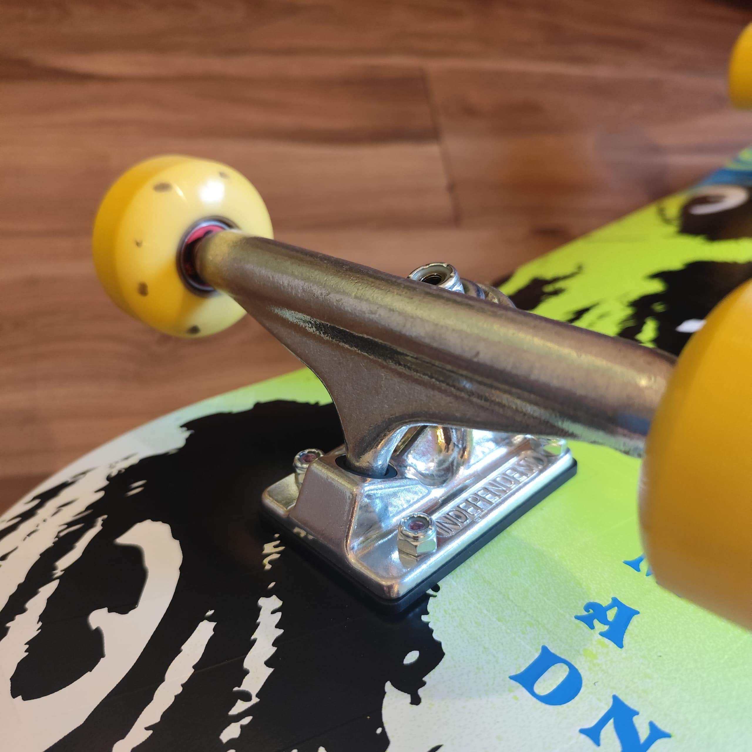 MADNESS - Side Eye Blend Super Sap R7 8.5" Complete Skateboard (Independent + Shake Junt + Chaya Promo Deal!)