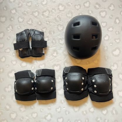 OXELO - Helmet & Protective Padset (Small / USED)