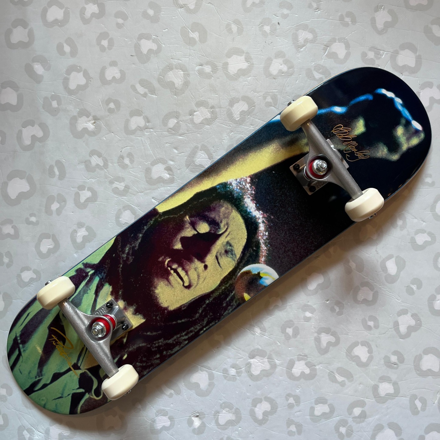 PRIMITIVE - Bob Marley Stand Up 8.125" Complete Skateboard (Premium Ruckus + Bones Promo