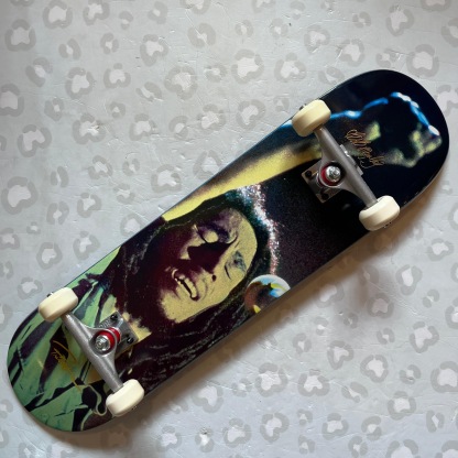 PRIMITIVE - Bob Marley Stand Up 8.125" Complete Skateboard (Premium Ruckus + Bones Promo