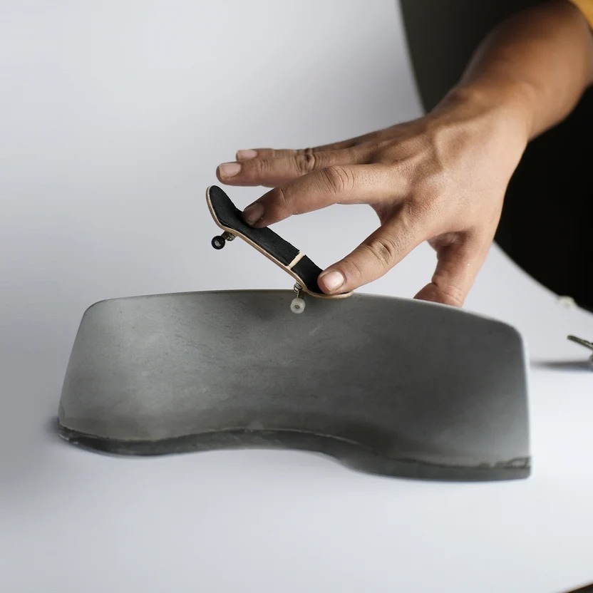 STONECUTT - Turnstyle (Natural) Concrete Fingerboard Obstacle