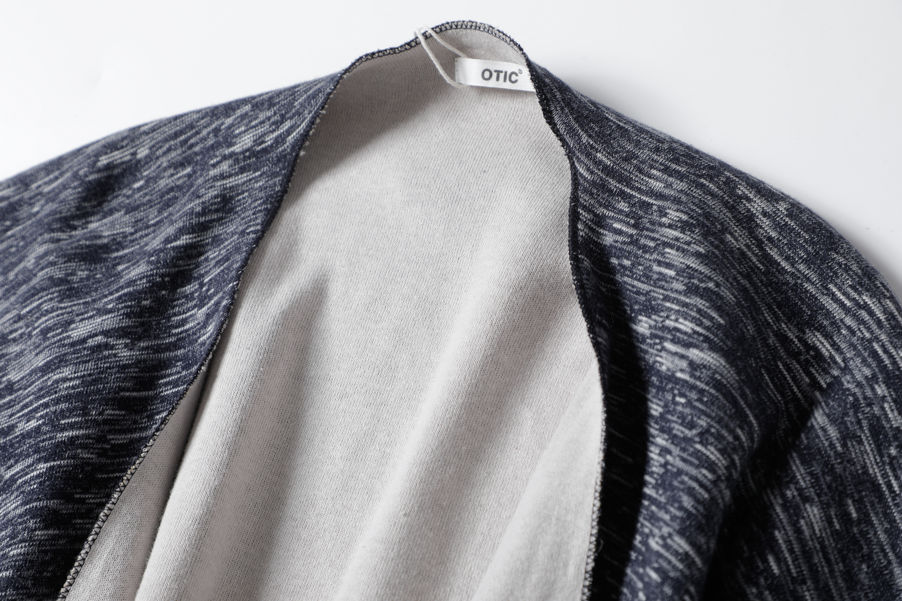 披肩（深灰色/白底）