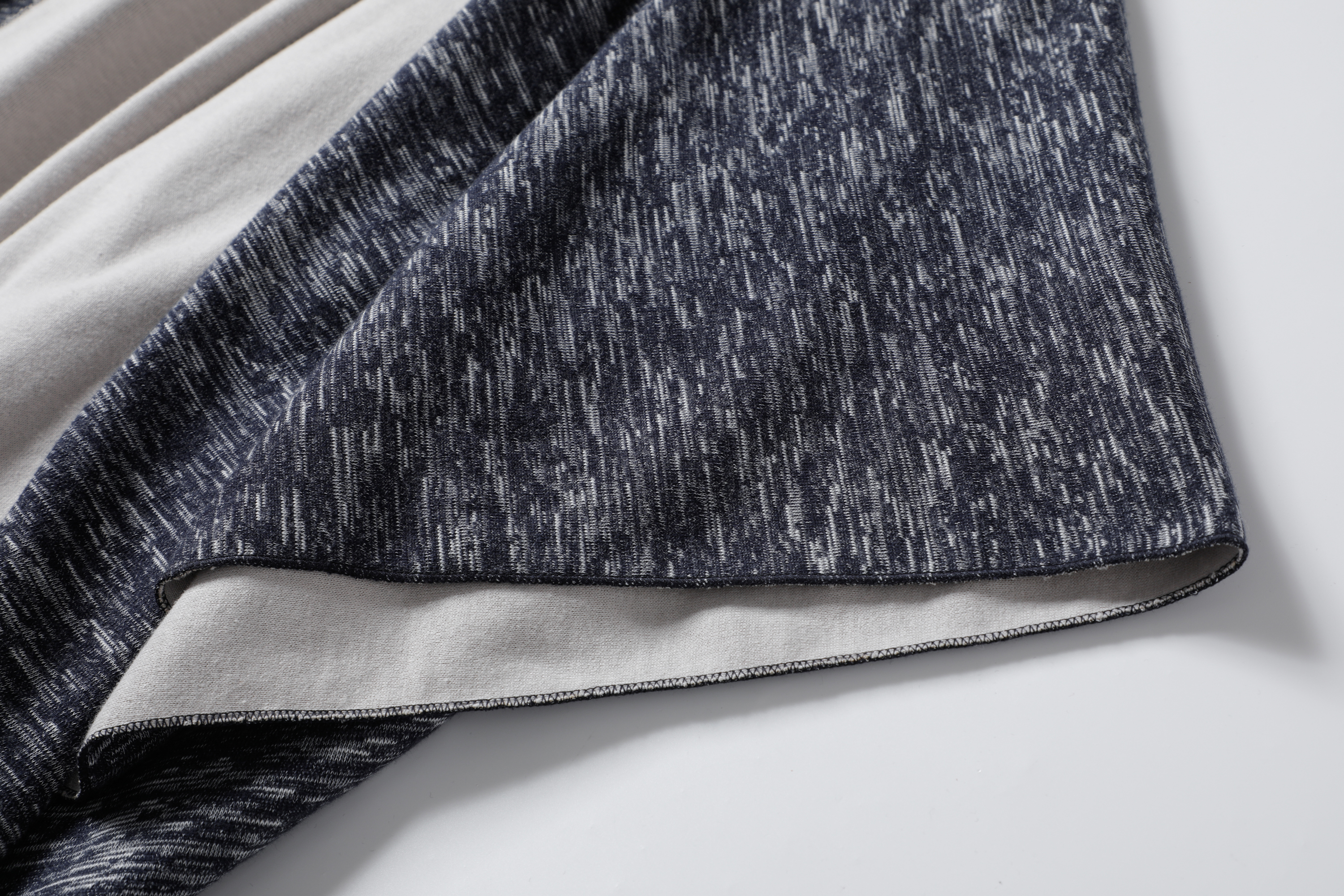 披肩（深灰色/白底）