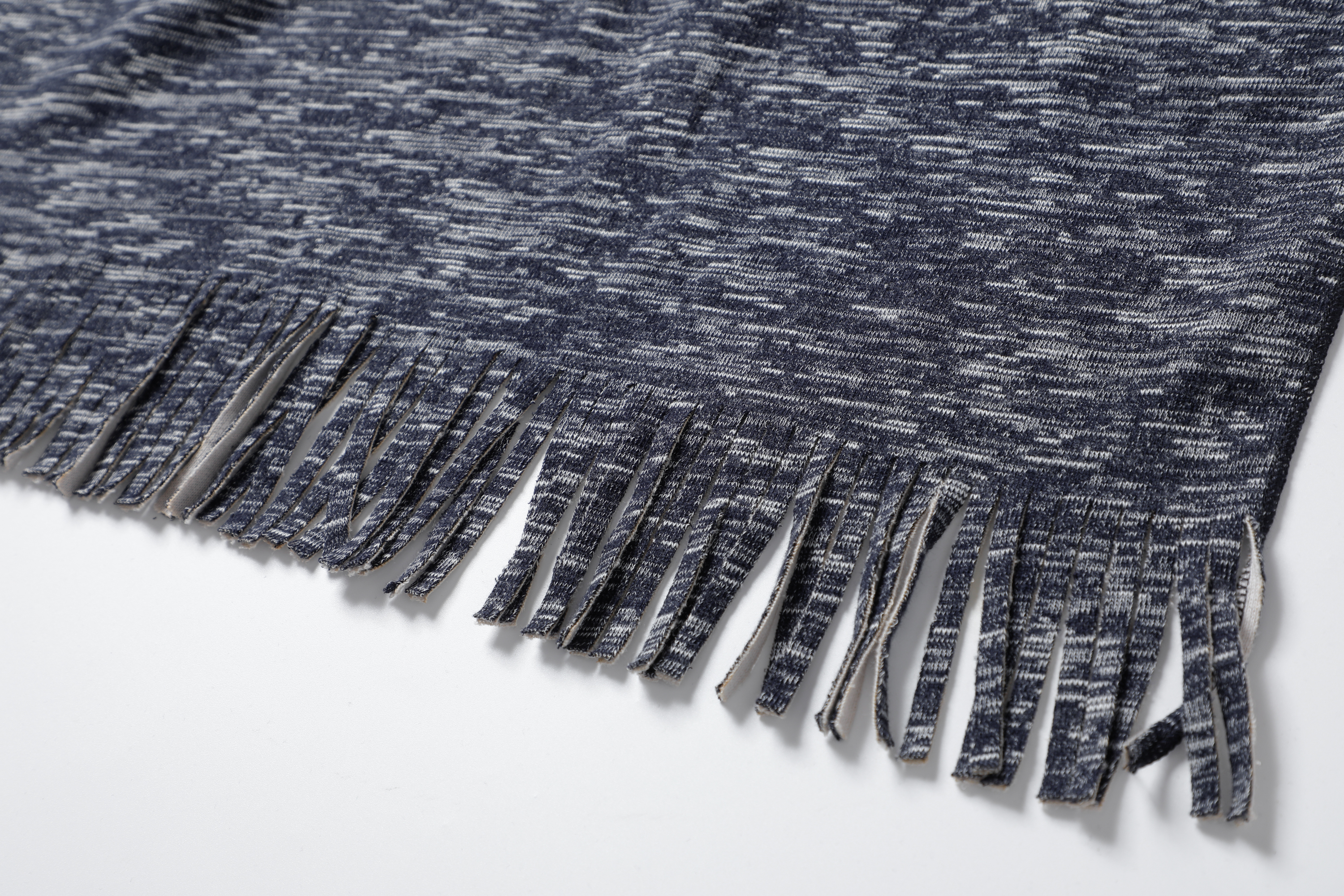 披肩（深灰色/白底）