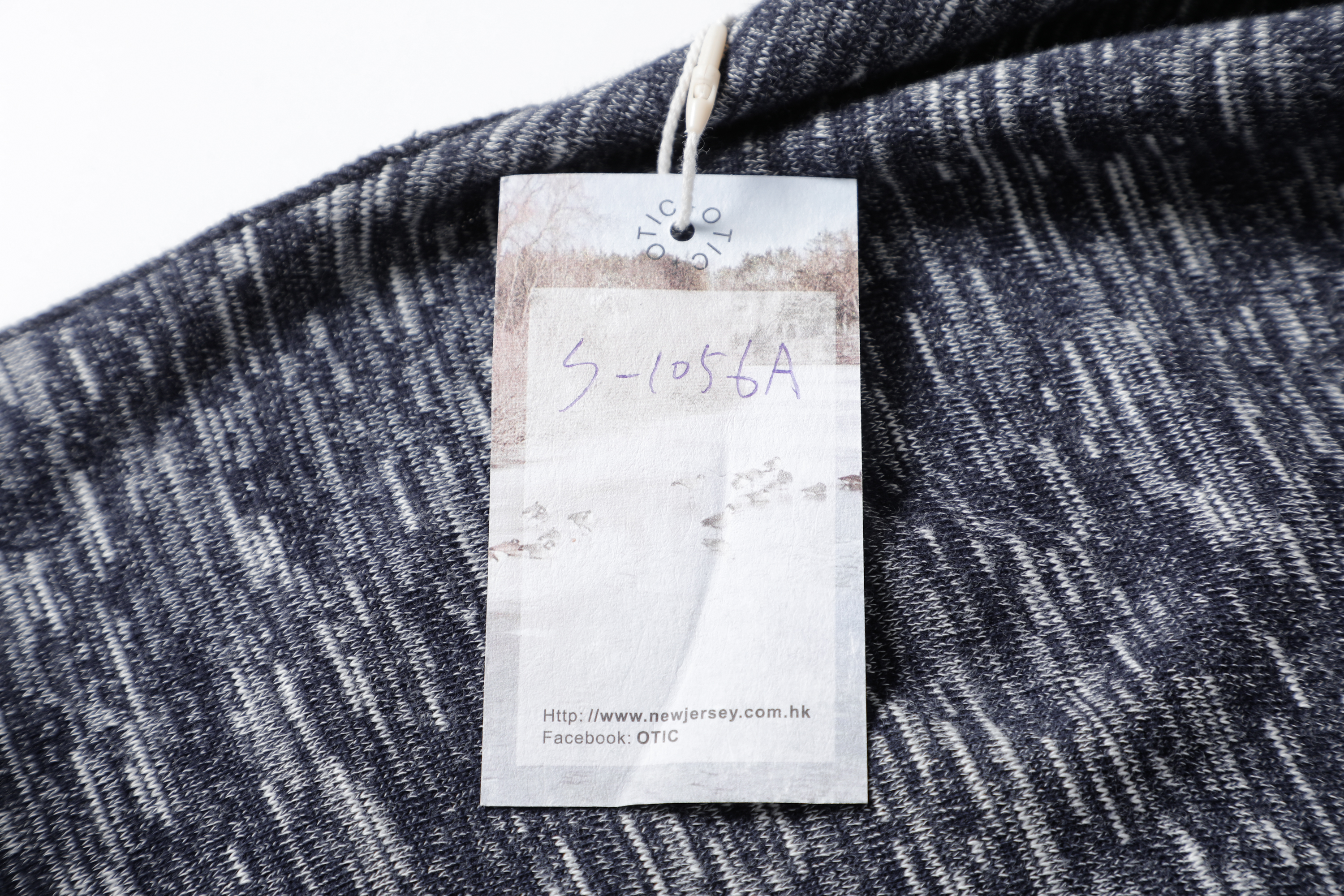 披肩（深灰色/白底）