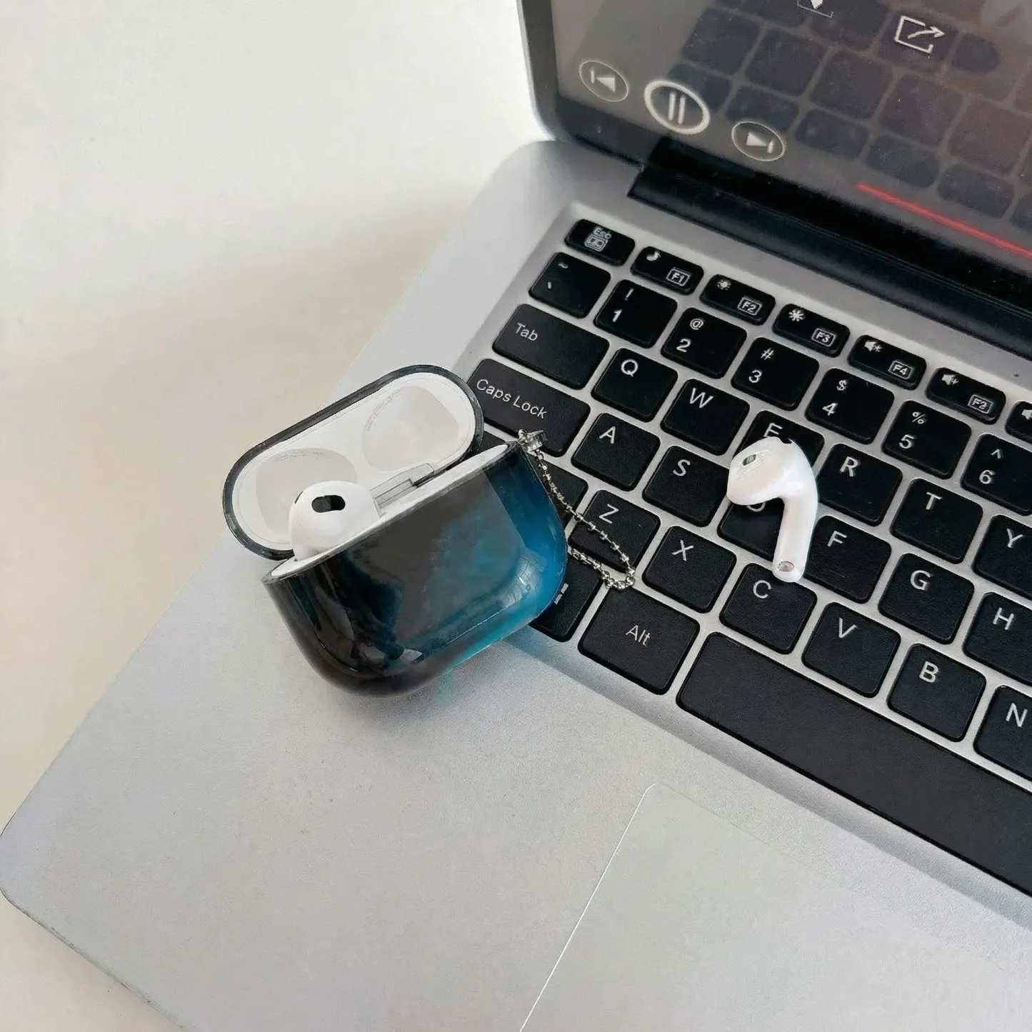 カスタム名液体グリッター AirPods ケース暗闇で光る流砂の輝きかわいい保護カバー AirPods 1 2 3 4 耐衝撃 -