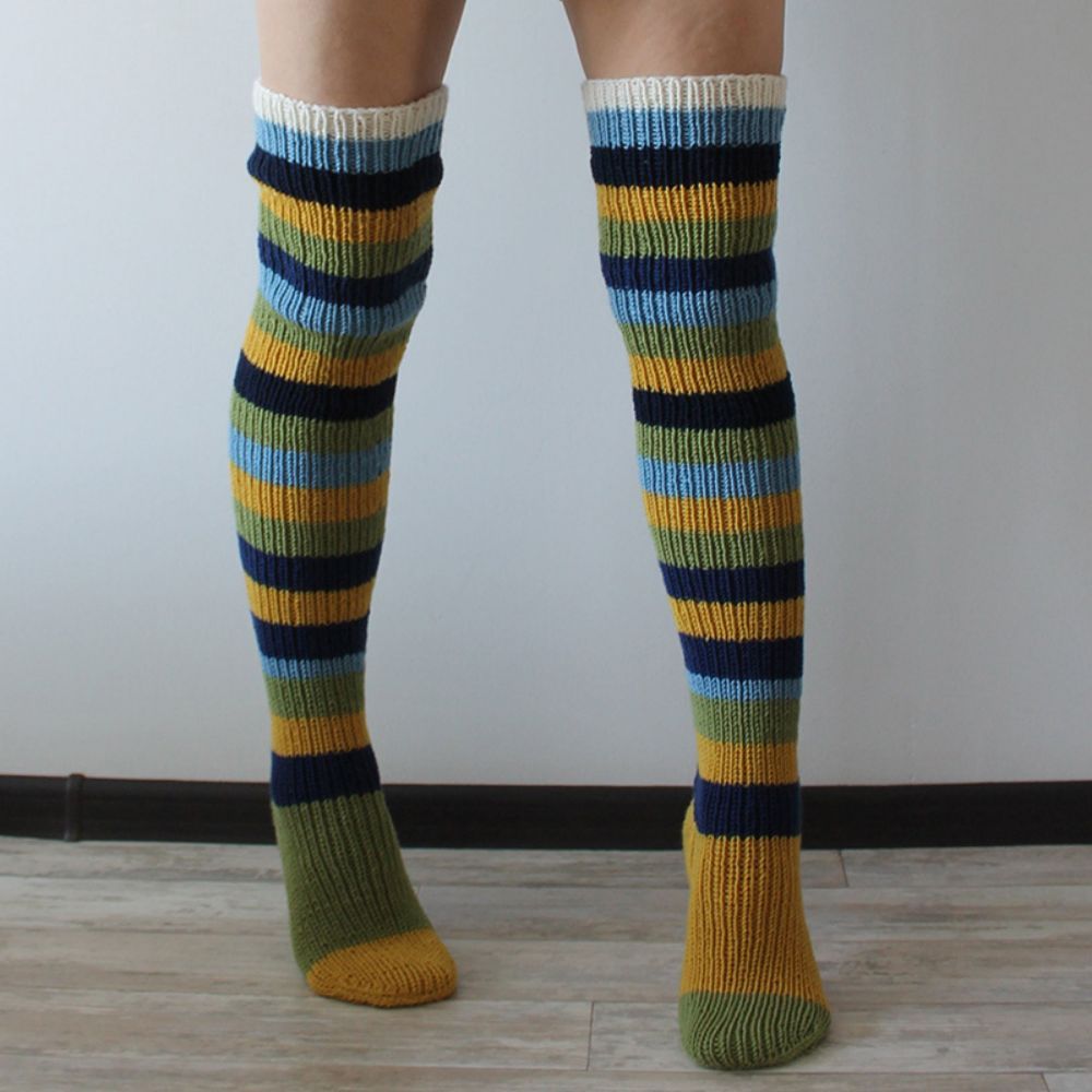女性用冬の暖かい足帯の縞の膝の上のニットの綿糸の靴下