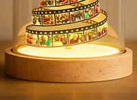 カスタムフォトフィルム クリスマスツリー ナイトライト パーソナライズされた家族の記念品 刻印入りベース付き