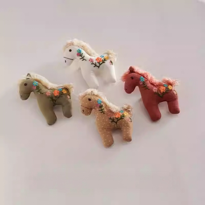 手作り漫画馬ブローチ 2026 年馬生地ピンかわいいぬいぐるみアクセサリー