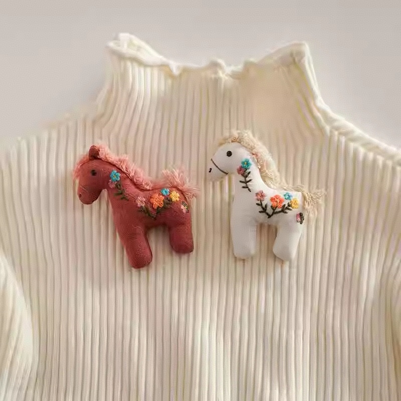 手作り漫画馬ブローチ 2026 年馬生地ピンかわいいぬいぐるみアクセサリー