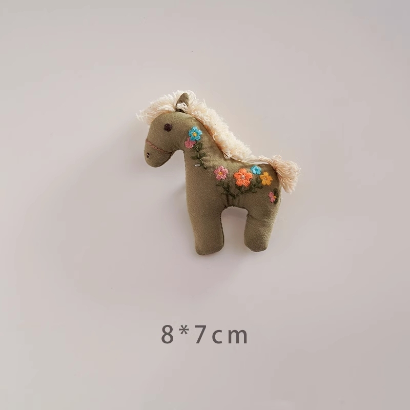 手作り漫画馬ブローチ 2026 年馬生地ピンかわいいぬいぐるみアクセサリー