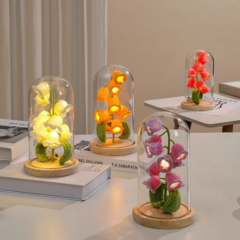 手作りのかぎ針編みのスズランの花のナイトライトオーナメント（ホームデコレーション用）