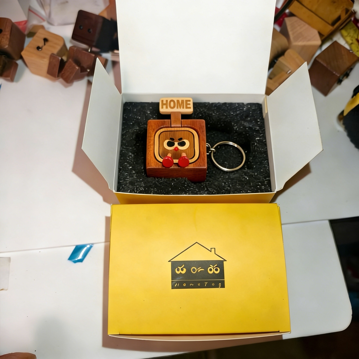 ホームイン・ホームアウト 木製キーホルダー 面白い顔のキーチェーン 壁飾り ギフト