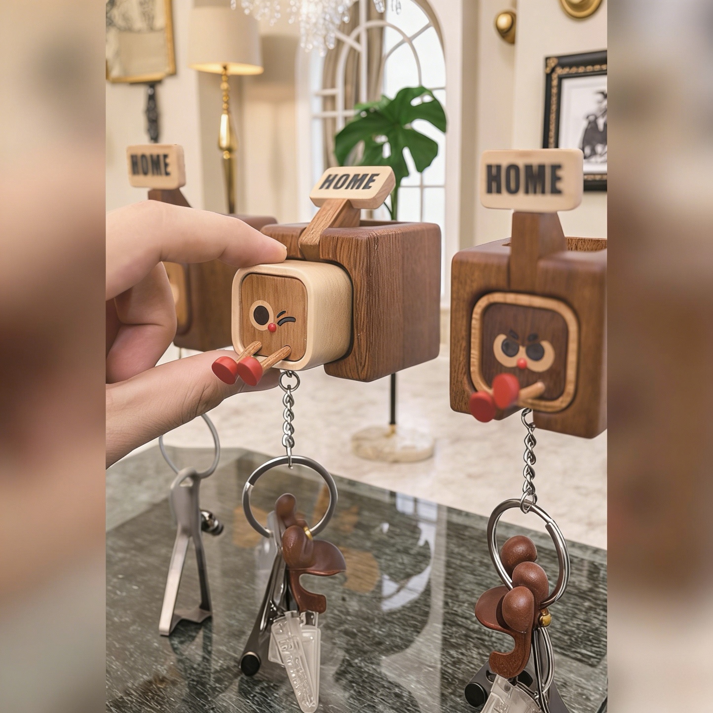 ホームイン・ホームアウト 木製キーホルダー 面白い顔のキーチェーン 壁飾り ギフト